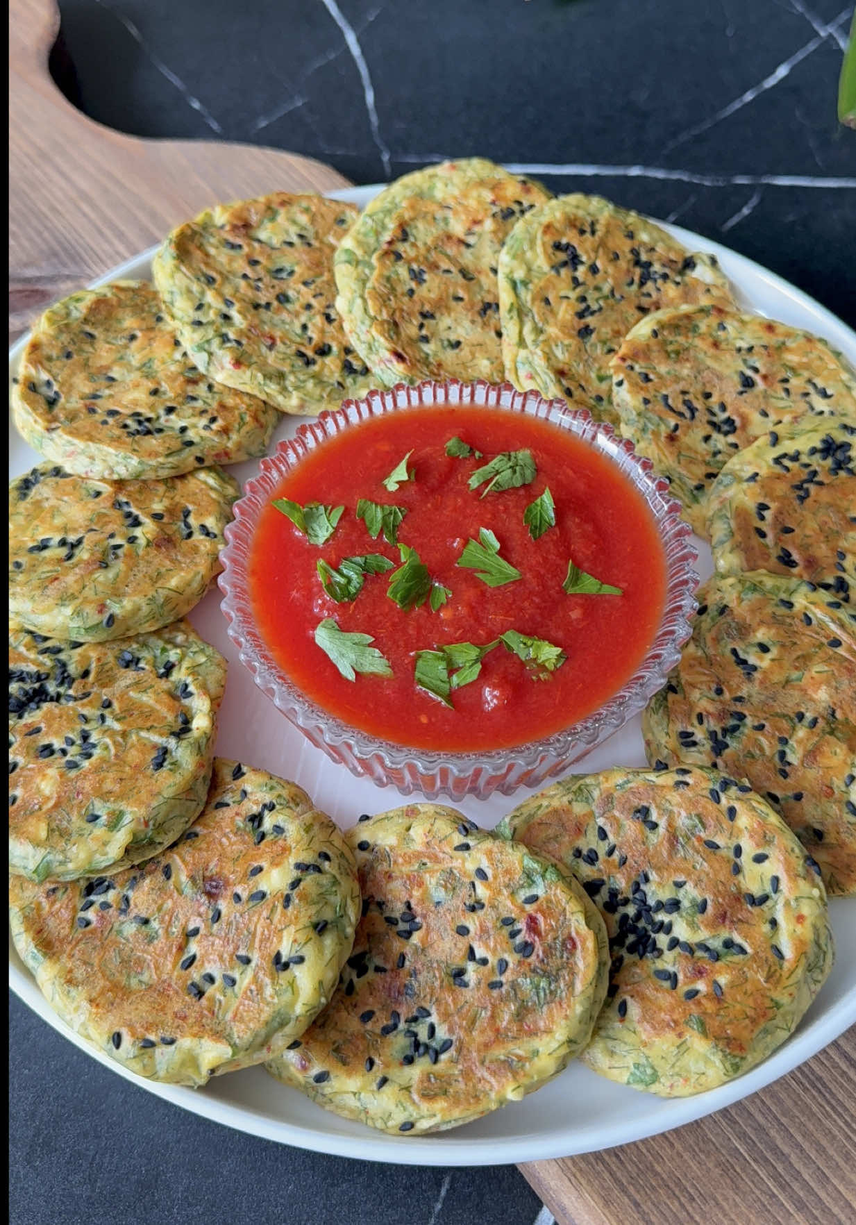 Patates Pankek ⬇️English⬇️ Glütensiz, un kullanılmadan yapılan, hem sağlıklı hem de çok lezzetli bir tarif 🤍 Kahvaltıya veya ara öğüne mükemmel gider! 🌿 Malzemeler • 2 adet haşlanmış patates 🥔 • 2 yumurta 🥚 • 2 yemek kaşığı peynir 🧀 • 1 tutam maydanoz (ince doğranmış) 🌿 • 1 tutam dereotu (ince doğranmış) 🌿 • 2 yemek kaşığı zeytinyağı 🫒 • 1 çay kaşığı kabartma tozu ✨ • Tuz, pul biber 🧂 • Üzeri için: çörekotu 👩‍🍳 Yapılışı • Patatesleri haşlayıp biraz soğut, yumurtayla birlikte blenderdan geçir. • Yeşillikleri, peyniri, zeytinyağını, kabartma tozunu ve baharatları ekleyip karıştır. • Tavayı az yağla. Karışımdan kaşıkla dökerek küçük pankekler oluştur. • Üzerine çörekotu serp. • İki tarafı da altın rengi olana kadar pişir. 🍅 Servis Önerisi Domates sosu, yoğurt veya süzme yoğurtla servis et. Dışı hafif çıtır, içi yumuşacık olur 😋✨ ⸻ 🥔 Potato Pancakes 🍳✨ Gluten-free and flourless — a healthy and simple pancake recipe, perfect for breakfast or as a snack! 🌿 Ingredients • 2 boiled potatoes 🥔 • 2 eggs 🥚 • 2 tbsp cheese 🧀 • A handful of parsley (finely chopped) 🌿 • A handful of dill (finely chopped) 🌿 • 2 tbsp olive oil 🫒 • 1 tsp baking powder ✨ • Salt, red pepper flakes 🧂 • Topping: black cumin seeds (nigella) 👩‍🍳 Instructions • Blend the boiled potatoes and eggs until smooth. • Add herbs, cheese, olive oil, baking powder, and spices. Mix well. • Lightly oil the pan and spoon the mixture in small rounds. • Sprinkle black cumin seeds on top. • Cook both sides until golden brown. 🍅 Serving Serve with tomato sauce, plain yogurt, or strained yogurt. Crispy outside, soft inside 😋✨ #GlutenFree #HealthyRecipe #PatatesliPankek #EasySnack #NoFlour   