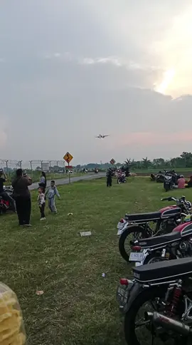 nongkrong nya ga usah yg jauh liat pesawat juga udah girang banget aku ma😄#pinggir bandara soetta