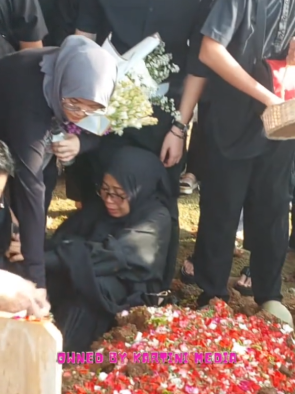 TERLALU BANYAK MASALAH YG DI HADAPI OLLA RAMLAN, TOLONG BELIAU JANGAN TERUS TERUSAN DIHUJAT KRN LEPAS HIJAB, DIDOAKAN AJA.