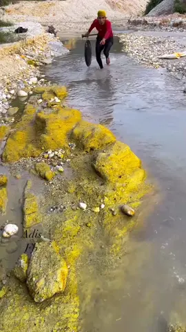 The process of finding gold | finding gold in bedrock fragments | finding gold nuggets worth $2500 amazing ‼️😱😱 #goldhunter #golddiscovery  #lookingforgold #goldrush #goldnugget #goldhunter #goldadventure 