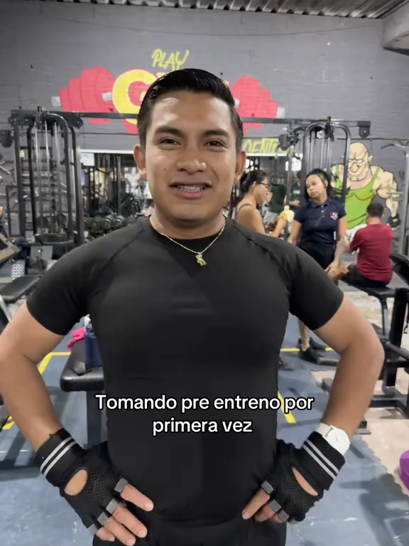 Yo en el gym tomando pre entreno#gym #gymmotivation #gymrat #GymLife #gymhumor #gymbro #gymlover #gymshark #GymTok #fit #Fitness #fitnessmotivation #fypp #paratii