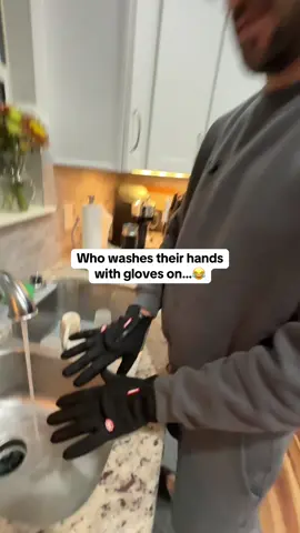 Keep your hands warm AND still use your phone ❄️📱 These water-resistant, windproof gloves are the ultimate winter essential no more freezing fingers while texting or scrolling. #tiktokshoprestock #tiktokshopcreatorpicks #tiktokshopblackfriday #tiktokshopcybermonday #tiktokshopfalldealsforyou