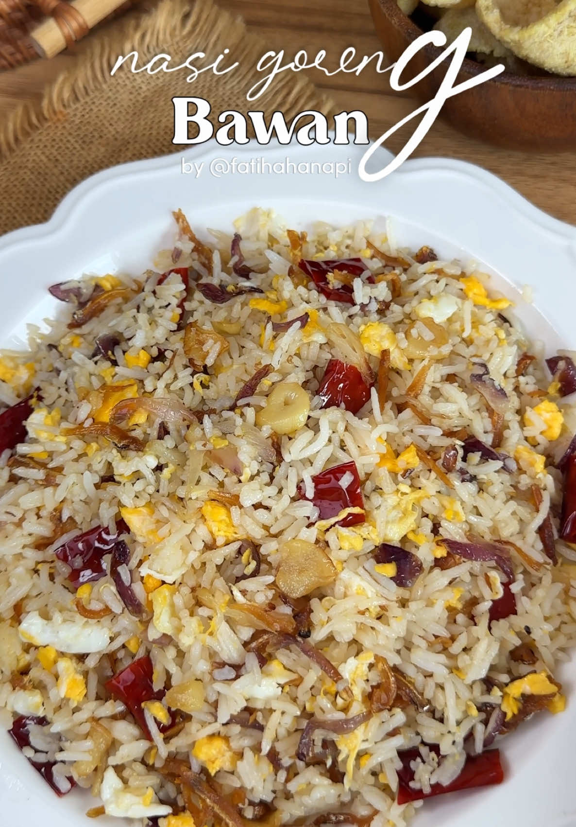 Sapa sama geng budak asrama? 🙋🏻‍♀️ pernah merasa makan pagi kat dining nasi goreng putih pucat kosong & tawar hanya ada bawang & bilis 3 ekor, telur pon nan hado. kenangan betul ek 😂 . Resepi nasi goreng bawang bahan ikut turutan masak :  🍚ikan bilis (goreng, angkat ketepikan) 🍚telur (goreng, angkat ketepikan) 🍚bawang merah hiris 🍚bawang putih hiris 🍚cili kering hiris 🍚nasi sejuk 🍚kiub pati ayam 🍚masuk semula ikan bilis & telur .  #AirTanganMak #nasigorengbawang #friedrice #nasigorengputih #nasigorengasrama
