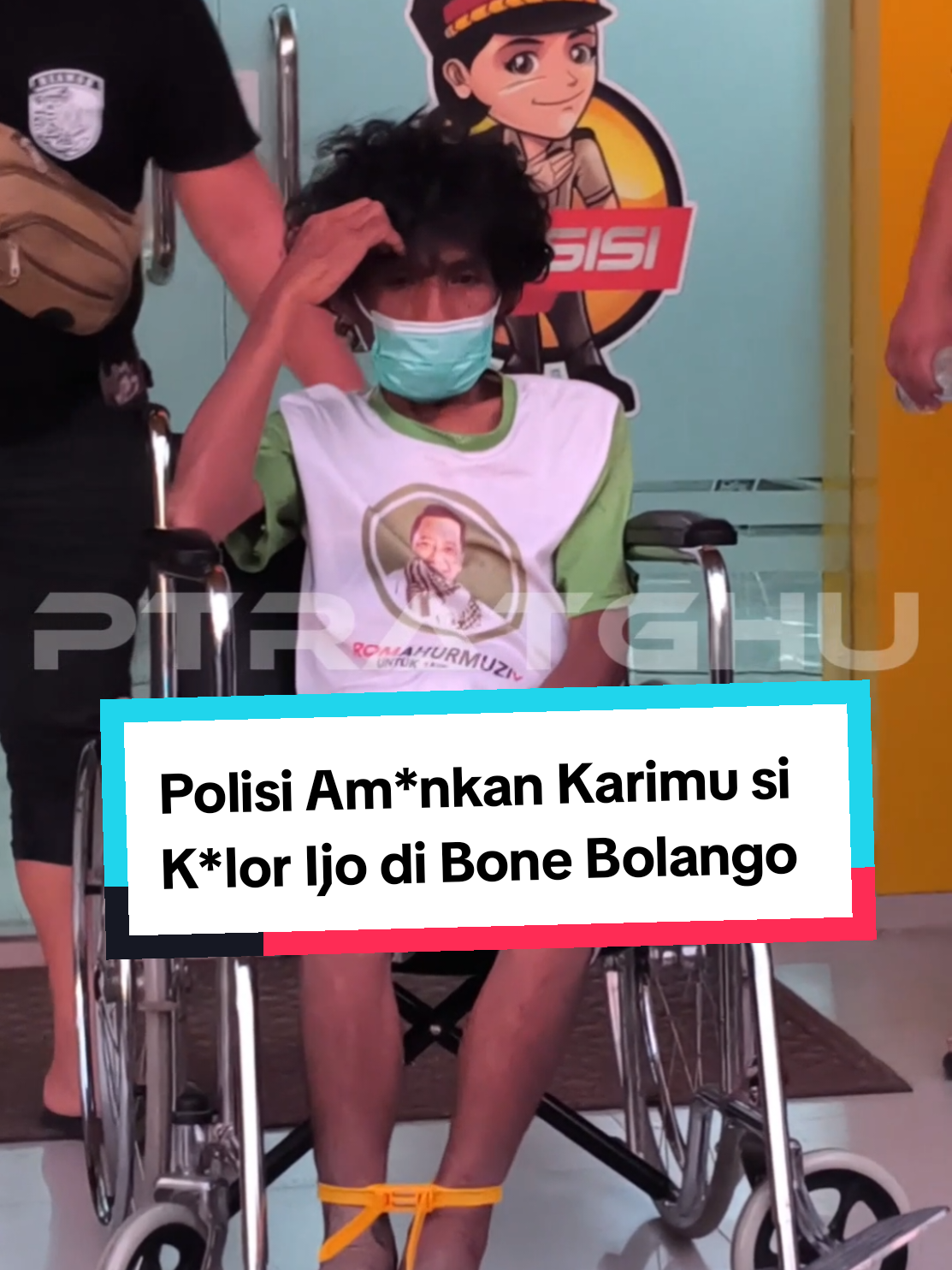 Akhirnya Pelarian Karimu si “Kol*r Ijo” berakhir sudah. Jajaran kepolisian Polres Bone Bolango, Polsek Kabila dan sejumlah warga berhasil mengamankan yang bersangkutan di Kelurahan Oluhuta, Kecamatan Kabila Kabupaten Bone Bolango Ahad (12-10-2025) pagi.
