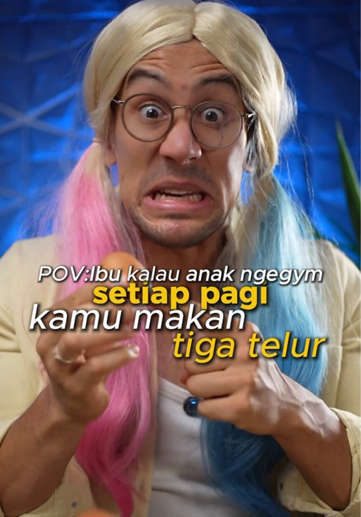 Sampai sekarang mitos seperti makan telur menaikkan kolesterol, minum suplemen merusak ginjal dan dada ayam alis ayam broiler disuntik hormon masih sangat kuat❌ Karena hoax dan sesuatu yg negatif atau menakutkan biasanya lebih banyak dishare daripada hal yg positif🤔 Video ini berdasarkan kehidupan real live yang sering saya alami di mana Orang A commentin semua dari suplemen sampai makanan yg dikonsumsi dan semua dicap nggak benar tapi giliran Orang A makan atau minum biasanya yg dipilh jelas nggak sehat tapi itu sama sekali tidak di commentin🙊👀🤣 Gimana menurut kamu❓ Jangan lupa untuk share video ini dalam storymu✔️ kalau kamu setuju dengan message dari Video ini👍 #edukasi #ibu #fitnessindonesia #gymindonesia #binaraga 