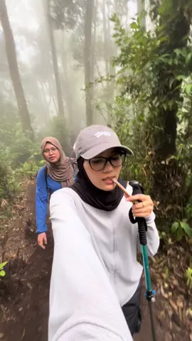 Bocah fomo kemakan omongan tiktok ‘Gunung Luhur trek nya landai ko aman buat pemula’ ternyata landai yg mereka maksud dan gua maksud beda 😫🤣. See u mdpl mdpl berikutnya 🌬️ #gunungluhur #fomo #fypシ゚ #pendakipemula #pendakipemulapunyacerita 