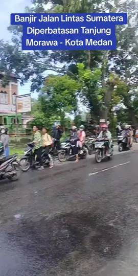 Banjir Jalan Lintas Sumatera Diperbatasan antara Tanjung Morawa - Kota Medan tepatnya di Taman Riveira atau Mora Indah #fyp #banjirbandang #banjirbesar #hujanderas #pengendaraterobosbanjir 