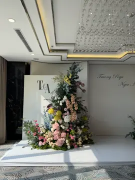 Một không gian tiệc cưới intimate, nhẹ nhàng mà sang trọng, 𝐑𝐨𝐬𝐲 đã khéo léo 