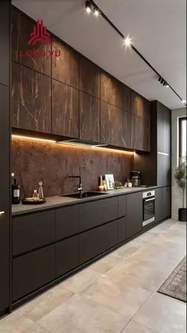 ✨ Không gian bếp hiện đại sang trọng với thiết kế tủ bếp gỗ kết hợp đá marble. 🔹 Đường nét tối giản, tinh tế. 🔹 Ánh sáng tự nhiên kết hợp đèn LED ấm áp. 🔹 Tối ưu công năng, nâng tầm không gian sống. Bạn nghĩ sao về mẫu bếp này? #tubep #noithat #noithathiendai #bepdep #kientruc 