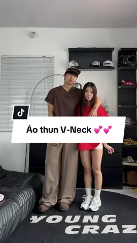 Đơn giản mà xinhhh các mom ui 💕 @Nevasome #xuhuong #outfitcouple #aothunnamnu #vnecktshirt #aothuncov 