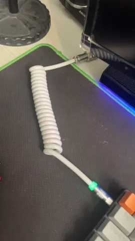 Kabel keyboard unik menggulung seperti kabel telefon