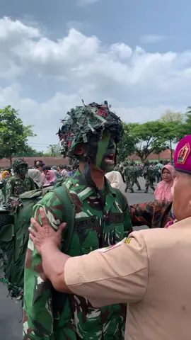 Gabisa dapat baret ungu tapi baret hijau sudah berpihak padamu🥹 bangga selalu dengan perjuanganmu yang selalu semangat melawan ego. Sekali lagi selamat sudah menjadi bagian dari prajurit TNI🥹 proud of you robby🫵 #fyppppppppppppppppppppppp #brawijaya #infanteri #tniindonesia🇮🇩 