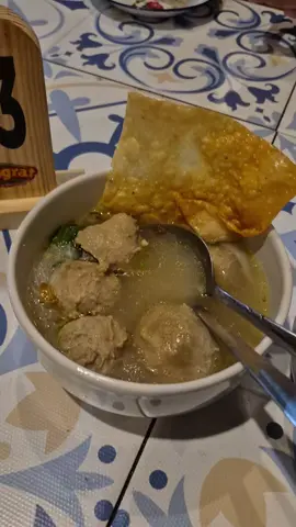 Njajal salah satu bakso yg rame di Bojonegoro. Tipe kuahnya kaldu seger gak nggajih, baksonya sapi banget #baksobojonegoro #bjnfoodies #beritabojonegoro #fyp #kulinerbojonegoro 