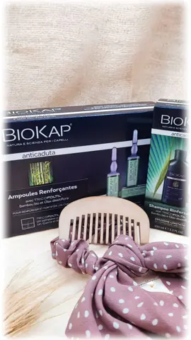 🪶 Chaque mèche raconte une histoire, prenons-en soin. Hello mes douces beautés, Il y a un mois, je vous présentais la cure anti-chute @biokap , composée d’ampoules et d’un shampooing, conçue pour des cheveux plus forts, plus sains et revitalisés. ✨ J’ai utilisé les ampoules comme indiqué dans le mode d'emploi. Au début, j’avoue avoir eu quelques craintes : mes cheveux semblaient tomber davantage et j’ai eu une réaction cutanée (rougeurs). Après avoir contacté la marque, j’ai été rassurée : 👉 ces réactions sont liées aux actifs comme le Capsicum (extrait de piment) et la vitamine PP, qui stimulent la circulation sanguine pour oxygéner les bulbes. C’est donc un signe que le produit agit. J'ai suivi leur conseil et j'ai appliqué sur cuir chevelu sec plutôt qu’humide, et plus aucune gêne ensuite.  Les ampoules se cassent facilement, l’embout permet une application précise, et l’odeur reste agréable. Pour les 6 premières ampoules, 1 ampoule un jour sur 2. Pour les 6 dernières ampoules, on applique 1 ampoule tous les 3 jours.  Le shampooing, quant à lui, offre une mousse généreuse et douce.  🔎 Mon bilan après 1 mois : Une perte de cheveux nettement moins importante. Des cheveux qui semblent plus forts et plus résistants. Pas encore de repousse visible (normal, le cycle capillaire est d’environ 3 mois). Une cure qui demande un petit temps d’adaptation, mais qui porte déjà ses fruits. 📍En prime : flacon en PET 100% recyclé, étiquette green label d’origine végétale, emballage en carton 100% recyclable et papier certifié FSC. Prends soin de toi 🪷 🫵 Tes cheveux pour toi c’est synonyme de… ? #greenandstrong #cheveuxforts #soinsnaturels #beautycare #skincarehair  @biokap.france 