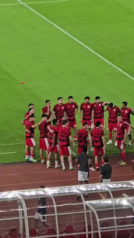 Kita mungkin belum sampai ke Piala Dunia, tapi lihatlah seberapa jauh Garuda sudah terbang. Dari babak kualifikasi awal sampai ronde 4 — penuh perjuangan, keringat, dan air mata. Bukan hasil yang membuat kami bangga, tapi semangat dan keberanian kalian yang tak pernah padam. Kalian sudah buktikan bahwa Indonesia bisa bersaing, bisa bermimpi, dan bisa melangkah sejauh ini. Terima kasih Timnas Indonesia 🇮🇩❤️ Kalian tidak gagal — kalian baru saja menulis sejarah baru untuk sepak bola negeri ini. #GarudaFight #TimnasIndonesia #fyp 