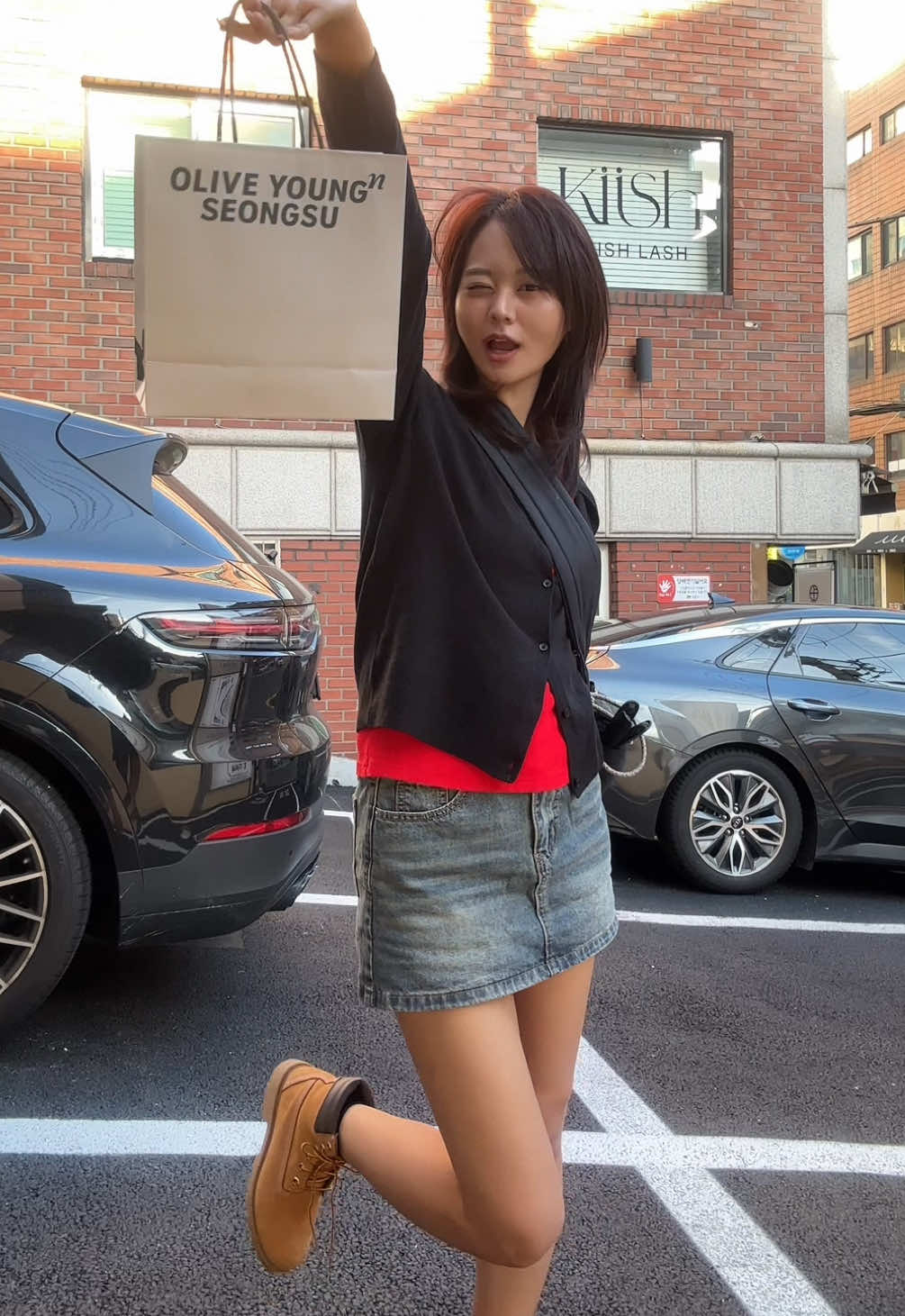韓国で道に迷う前♪ウキウキ♪おニューの靴履いてさ👞友達へのお土産見せびらかしてる #fyp#fypシ#おすすめ#韓国旅行 #OOTD