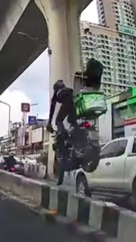 ตรงสะพานข้ามรัชโย-เสนา ตรงนี้ควรระวัง #อุบัติเหตุ #แกร็บ #แกร็บฟู้ด #ข่าวtiktok #ayaka1999y 