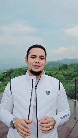 Kesombongan itu halus. Kadang muncul saat kita merasa paling tahu, paling benar, atau paling berpengaruh. Padahal, setinggi apa pun kita, semua akan kembali ditimbun tanah yang sama. Rasulullah shallallahu ‘alaihi wa sallam bersabda: “Tidak akan masuk surga orang yang di dalam hatinya terdapat kesombongan seberat biji sawi.” (HR. Muslim) Jadi kalau hari ini Allah angkat derajat kita, rendahkanlah hati kita — karena bisa jadi itu hanya cara Allah menguji keikhlasan, bukan memuliakan.