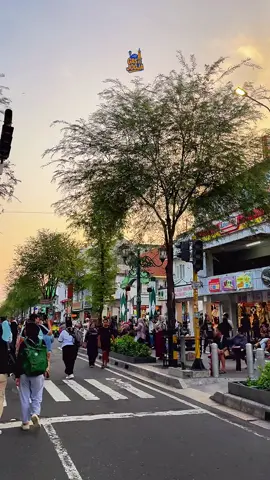Jogja dan Malioboro yg selalu ngangenin ☺️🥰❤️ 🎉 Liburan ke Jogja makin mudah & seru bareng kami! Mau jalan bareng keluarga, sahabat, pasangan atau solo trip? Semua bisa 😍 ✅ Sewa Mobil + Driver ✅ Paket Wisata Jogja ✅ Private Trip Nyaman & Fleksibel 📲 Yuk booking sekarang: 08987774727 #sewamobiljogja #malioboro #wisatajogja #wisatajogjahits #citytourjogja  