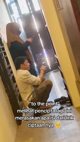waktu itu saya sedang mengobrol dengan tetangga oma (ibunda ariel) melihat a abor melamun, niat awal tidak akan di record tapi di liat² tatapan kosong itu semakin lama, akhirnya saya diam² merecord. hapunten nya a jendral 🙏🏻 karena memimpikan beliau alfatihah buat alm.mas alin 🤲🏻 #arielnoah #takadayangabadi #noahband 