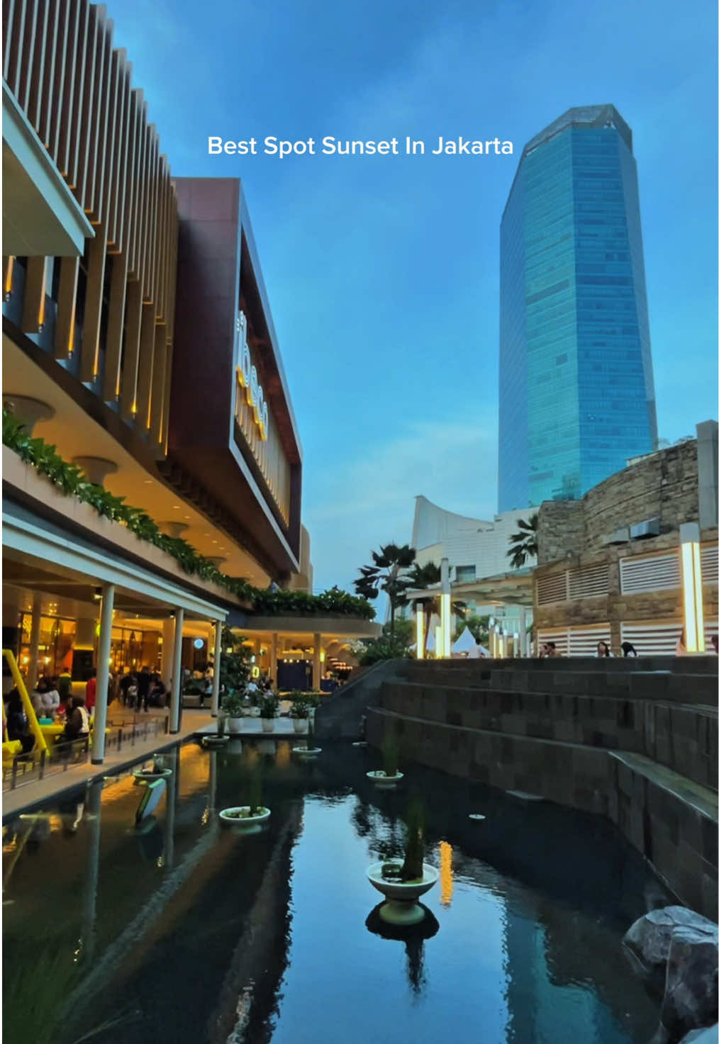 Fix sejauh ini Central Park Mall masih jadi spot terbaik untuk nyore dan menikmati sunset di jakarta  😍  makin malam makin cantik 🏙️ #centralparkmall #placetogo #jakarta #spotjakarta #travel 