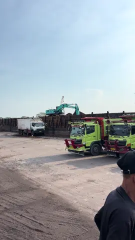 Gunung di tutup langsung sikat ke tongkang😁🔥🔥#mkscariu #hinoeuro4 #fyp #viralvideo #fyp 