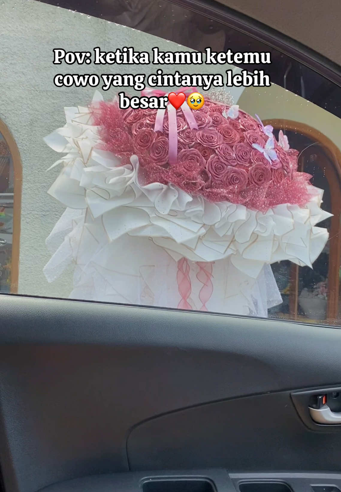 Keberuntungan wanita ketika bertemu dengan laki-laki yang cintanya lebih besar❤️ . #tokobungajogja #floristjogja #buketjogja #buketsatin #buketsatinjogja  