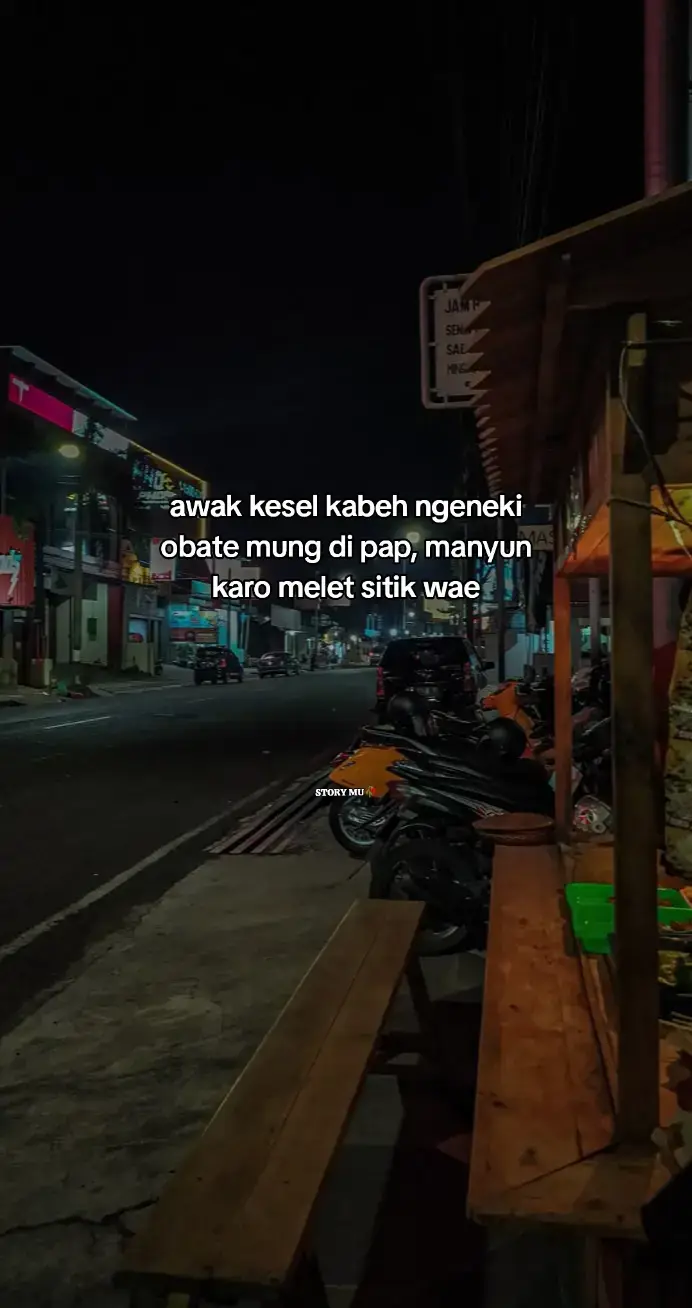 . . . .  Alat dan Bahan yang Dibutuhkan: Obeng (+ atau - sesuai baut) Sarung tangan (opsional) Lampu depan baru (sesuai tipe motor) Kain lap bersih Langkah-Langkah Memasang Lampu Depan Motor: 1. Matikan mesin motor dan cabut kunci Demi keamanan, pastikan motor dalam keadaan mati total. 2. Buka rumah lampu depan Gunakan obeng untuk membuka sekrup pada batok lampu (bagian plastik yang menutup lampu). Hati-hati agar tidak merusak klip atau pengunci. 3. Lepas soket atau konektor lampu Tarik perlahan soket kabel di bagian belakang bohlam. Beberapa tipe motor punya pengunci kawat, lepaskan dulu penguncinya. 4. Keluarkan bohlam lama Putar bohlam sedikit lalu tarik keluar (atau langsung tarik, tergantung tipe). Jangan menyentuh kaca bohlam dengan tangan langsung. 5. Pasang bohlam baru Masukkan bohlam baru sesuai posisi dudukannya. Pastikan sejajar dan terkunci dengan baik. 6. Sambungkan kembali soket kabel Tekan soket ke belakang bohlam hingga terasa kencang. Bila ada pengunci kawat, pasang kembali seperti semula. 7. Pasang kembali rumah lampu Tutup batok lampu dan pasang kembali semua sekrupnya dengan rapi. 8. Coba nyalakan lampu Putar kunci ke posisi ON dan nyalakan lampu untuk mengecek apakah sudah menyala dengan baik. Tips Penting: Jangan pegang kaca lampu dengan tangan langsung. Minyak dari tangan bisa membuat umur lampu lebih pendek. Gunakan bohlam yang sesuai watt dan soket bawaan motor. Jika ragu, cek buku manual motor atau konsultasikan ke bengkel. #galaubrutal #foryoupage #fyp 