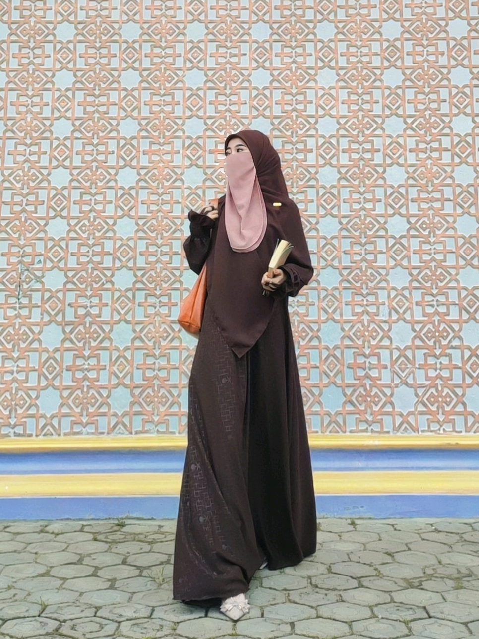 suatu saat nanti akan seseorang yang jatuh cinta padamu, sebab ia melihat betapa besar rasa cintamu pada-Nya.  abaya + hijab by @zaleeya.official 😍 #foryou #wanitahebat #wanitabercadar #abaya #hijab 