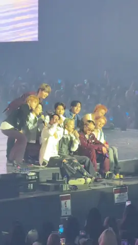 20251012. tadi mereka bilang “tetep sama kita(Treasure) ya! jadiin kita idol terakhir yang kalian suka. kalopun kita lagi ada di negara lain tolong tetep inget sama Treasure” intinya dia bilang jangan oleng kemana-mana🥹 NGGA MUNGKINLAH OLENG KEMANAPUN AKU BANH!! JANJIII😖☝🏻 #TREASURE #PULSE_ON_IN_SEOUL 