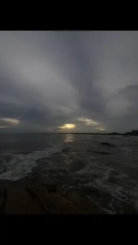 em nghĩ, là em đã quen với việc kìm nén cơn đau..