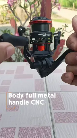 Reel tangguh buat mancing laut maupun sungai! SEA AND KINGS PREDATOR SW ini udah dilengkapi power handle, tahan air (Water Resistance), dan drag sampai 13 KG! Dengan 5+1 Shielded Ball Bearing, putarannya halus banget dan kuat lawan ikan besar! Desain gagah warna hitam orange bikin tampil makin keren di spot mancing! ⚙️ 🧩 Spesifikasi singkat: Model: SEA AND KINGS PREDATOR SW Gear Ratio: Halus dan responsif Drag Power: Max 13 KG Bearing: 5+1 Shielded Ball Bearing Tahan air (SW Water Resistance) Power Handle kokoh dan nyaman digenggam #reelpancing  #reelpowerhandle  #seakingspredator 