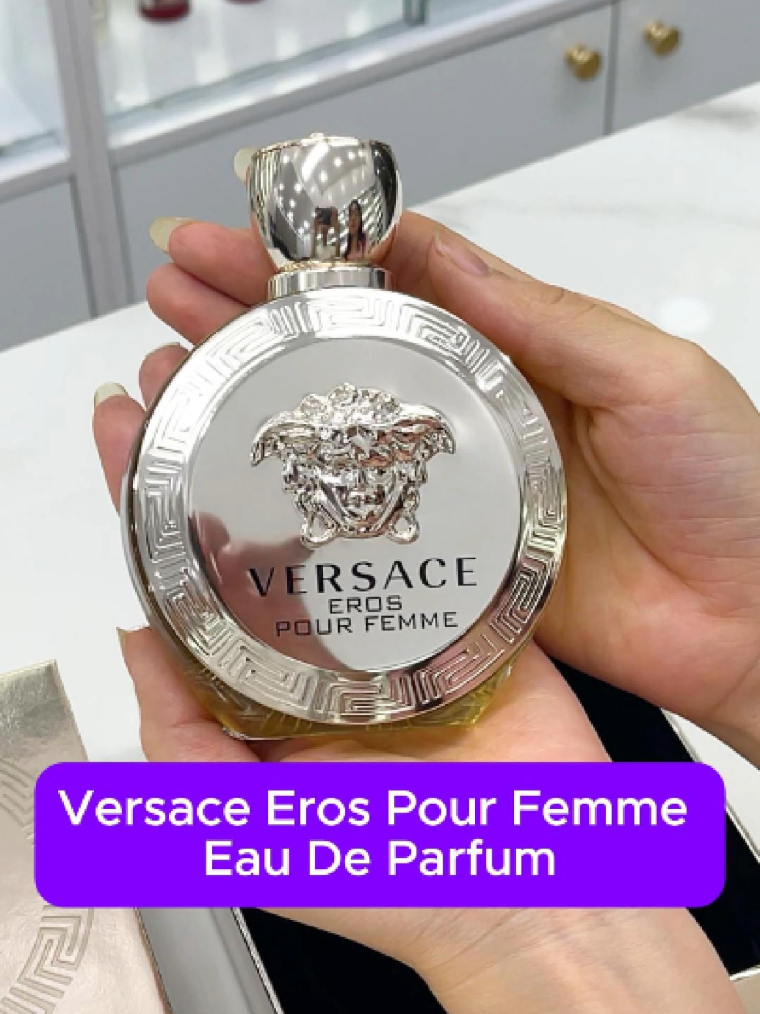 Hương thơm nữ tính của Versace Eros pour femme mở ra với hương thơm cam chanh đầy tươi mát được xây dựng từ chanh vàng và cam Bergamot. Tiếp đến là tầng hương giữa đầy thơm ngát được xây dựng từ hương thơm của bó hoa chanh vàng, nhài sambac, hoa nhài và mẫu đơn. Cuối cùng lưu lại trên da nốt hương ấm áp và dịu nhẹ từ gỗ, xạ hương hoà quyện cùng hương Ambroxan. Eros Pour Femme có độ lưu hương tạm ổn - 3 giờ đến 6 giờ và độ tỏa hương thuộc dạng gần - toả hương trong vòng một cánh tay. Eros Pour Femme phù hợp để sử dụng trong cả ngày lẫn đêm vào mùa xuân, hạ. Bên cạnh đó, hoa chanh vàng và quả chanh vàng Sicili là hai hương bạn có thể dễ dàng cảm nhận được nhất khi sử dụng nước hoa này.#nuochoa #nuochoanu