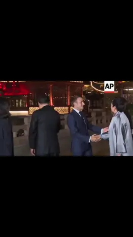 Tổng Thống Macron và và phu nhân chào tạm biệt vợ chồng ngài Tập 🤭