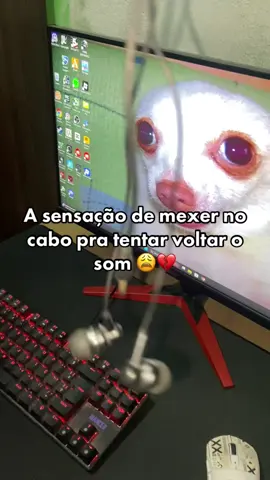Fone velho é pura emoção: nunca se sabe quando vai falhar 😭 #fone #pcgamer #gamer #gamingbrasil #gaming 