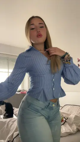 La mia gatta dietro 🥹