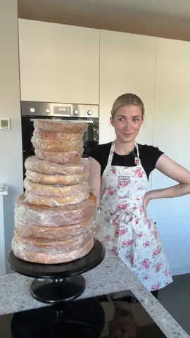 Get it, girl 💋 #bakingbusiness #weddingcake #bakingtiktok #cakedecorating #buttercreamcake 