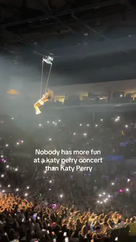 Nobody has more fun at a Katy Perry concert than Katy Perry #nobodymasmorefun #KatyPerry #concert #funny #blowup