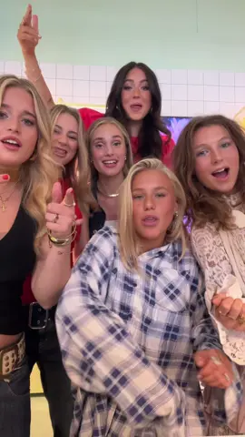 Gaaaaaang!!!😍@nicolinamercedes @ingriidmusic @rebeccalarssoons @Malva @alma.a.official #idolse #nukörviguys @Lyko Sverige @Idol Sverige 