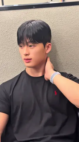 휘는 앞머리 불편하게 손질하지 마시고 #슬릭댄디펌 으로 편리하고 세련되게 손질해보세요💪 #연남동남자머리 #홍대남자머리 #남자머리 #남자머리추천 #남자머리전문 #남자머리잘하는곳 #남자볼륨매직 #볼륨매직 #슬릭컷 #슬릭댄디컷 