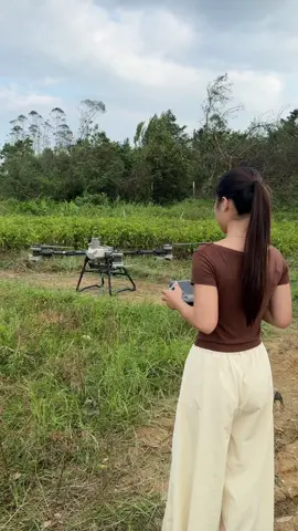 中国无人机女飞行员，Thank you for the likesand compliments from international friends#t100 #t70#t50 #40 #Popular