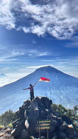 Pesona Watu tatah 🔥 #sindoroviakledung #pendakigunung #mountain #foryoupage #pendakiindonesia 