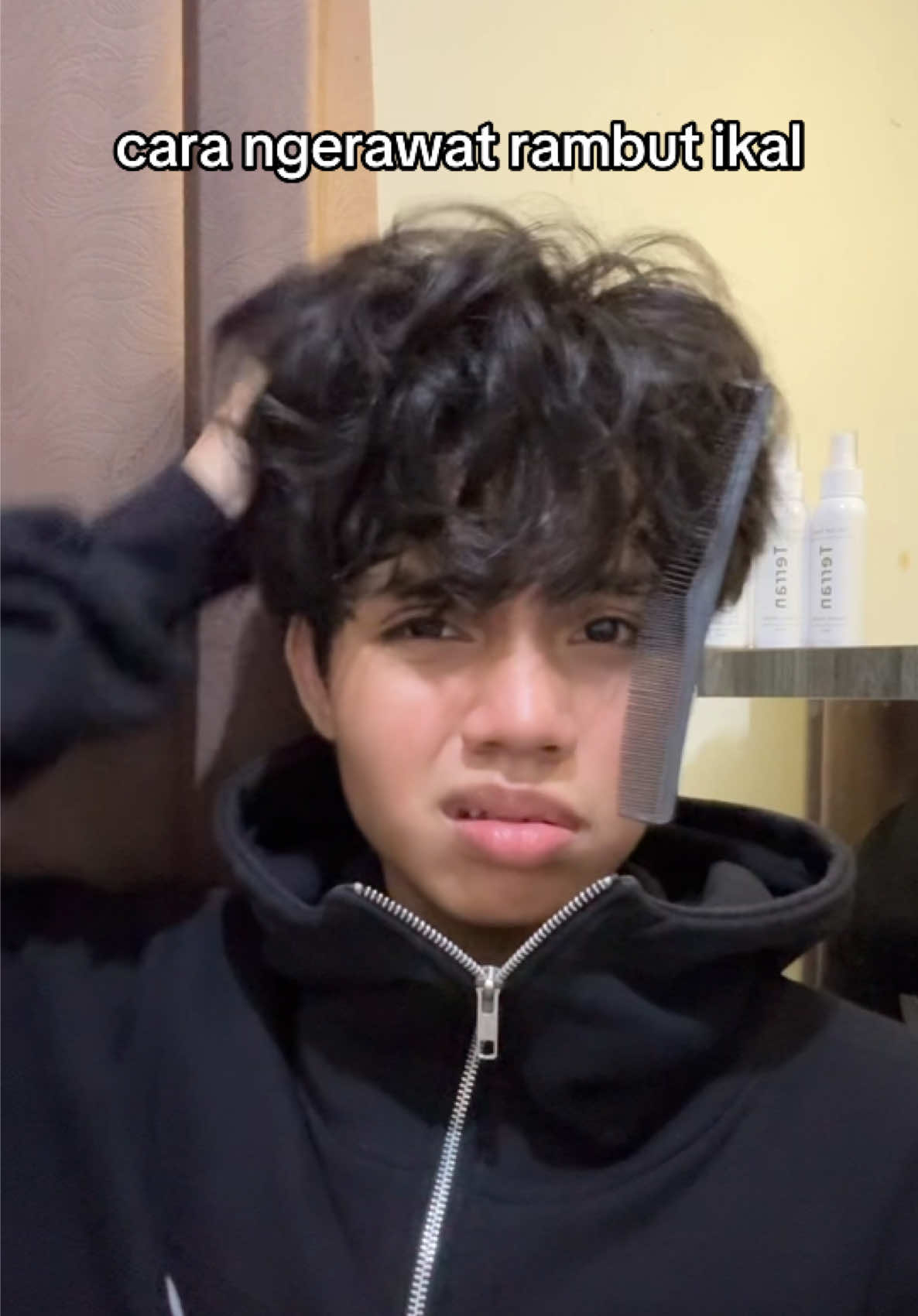 nih biar rambut ikal lu jadi ganteng kek gw 😌 .btw kalo masih bingung tulis aja di komen! #gayarambut #haircut #hairstyle #GlowUp #azkaziyad 