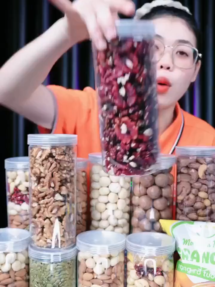 Hạt óc chó đỏ và óc chó vàng.