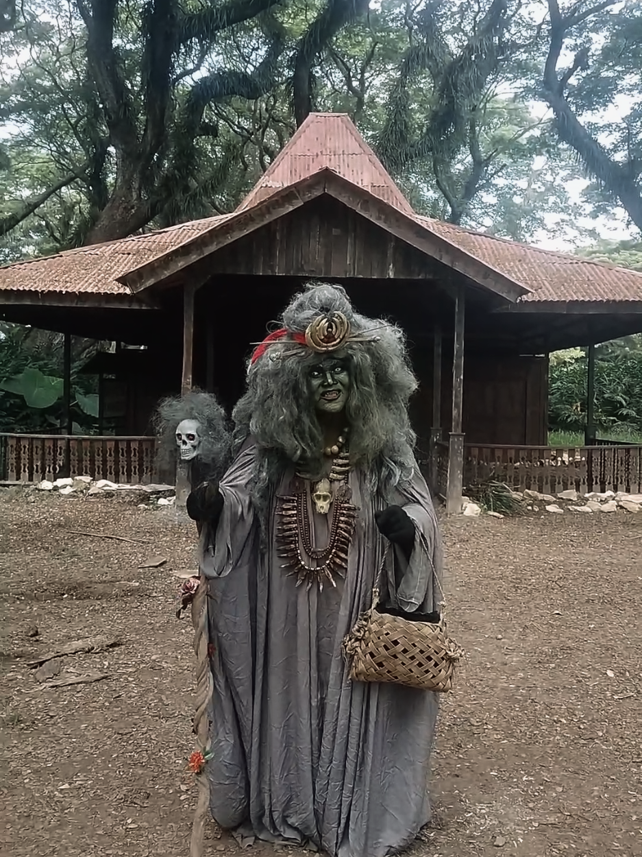 Mak Lampir Pasar Wit Witan  Berpesan @PASAR WIT WITAN  @Djawatan Official Econique  #maklampir  #fypシ゚viral  #cosplayers  #pasarwitwitan  #banyuwangi 