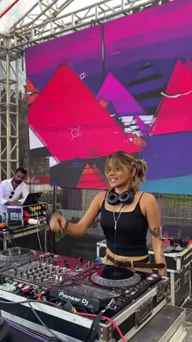 Take a look at this crowd 😲😍#djyakie #piyamanne #galle #holi  #downsouth🇱🇰 @DJNalin3000 