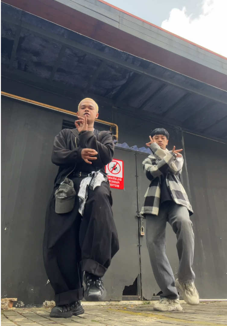 manawi aya artos 100??? @giassetya_ #manawi #dance #dctrend 