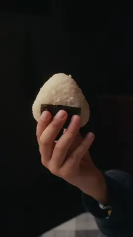 🍙 Оніґірі з тунцем Інгредієнти Рис для суші або короткозернистий японський 500 г (я замовляю в @АЗІЙСЬКІ ТОВАРИ)  Вода — 600 мл  Сіль — ½ ч. ложки Консервований тунець в олії — 150–180 г Можна також використовувати тунець у власному соку — тоді смак буде легшим і менш насиченим. Майонез (опціонально) — 1–2 ст. ложки Соєвий соус — 1 ч. ложка (для начинки) Норі (лист водоростей) — 2–3 аркуші ⸻ 🍚 Підготовка рису Добре промити рис кілька разів у холодній воді, доки вона не стане майже прозорою. Замочити рис у чистій воді на 30 хвилин. Не зливай воду після замочування! Варити потрібно в тій самій воді. Це потрібно для того, щоб рис зберіг частину крохмалю та аромату, які вивільняються під час замочування. Завдяки цьому він стає більш липким і легко тримає форму, що ідеально для оніґірі. ⸻ 🔥 Варіння Постав рис з водою на середній вогонь, доведи до кипіння, накрий кришкою. рекомендую використовувати каструлю з товстим дном, щоб рис не підгорів Зменш вогонь до мінімуму й вари 13 хвилин, поки вода повністю не вбереться. Зніми з вогню, залиш під кришкою або рушником ще 10-20 хвилин, щоб рис «дійшов». ⸻ 🐟 Начинка Відцідити тунець від зайвої олії (залиш трохи для аромату). Додати 1–2 ст. ложки майонезу та трохи соєвого соусу — усе добре перемішати. ⸻ 🖐 Формування Змочи руки водою, трохи посоли їх. Поклади у долоню порцію рису, зроби невелике заглиблення і поклади 1 ч. ложку начинки. Накрий рисом зверху й обережно сформуй трикутник або кулю. За бажанням, обгорни нижню частину норі #онігірі #кулінарія #українськийтікток 