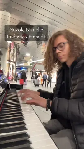 Nuvole Bianche - Ludovico Einaudi #ludovicoeinaud #nuvolebianche #musictherapy #musiciansoftiktok #tiktoklive 