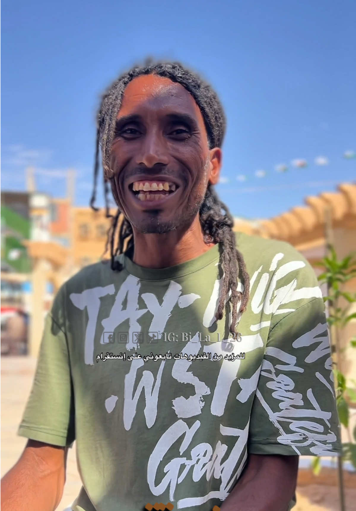 حسني ومن منا في ولاية تقرت لايعرف هذا الشخص البسيط الذي لطالما اسمعنا صوته الخارجي وذهبنا وتركناه وحيد ولكن ولا يوم واحد فينا سأله عن صوته الداخلي الذي مليء بالدموع والحزن والاكتئاب لذلك ادعموه وادخلو على حسابه وتعرفو على قصته وانتم تفهمو حالته @hassni tougourt 